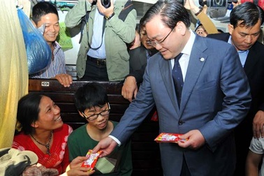 Bí thư Hoàng Trung Hải lì xì hành khách đầu năm