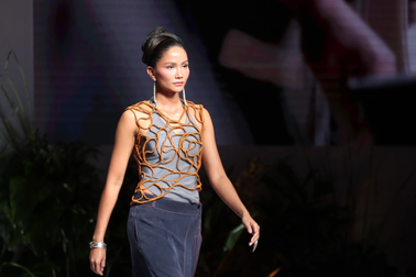 Hoa hậu H'Hen Niê trình diễn trong bộ sưu tập thời trang bền vững