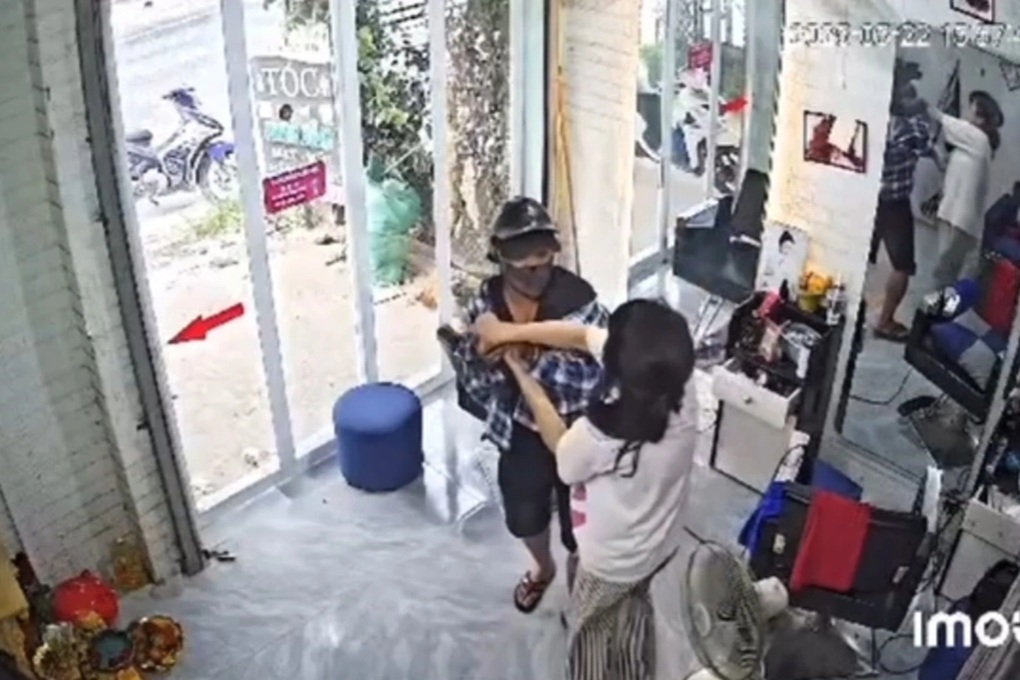 Người đàn ông lạ mặt xông vào hành hung nữ chủ tiệm cắt tóc ở Nghệ An - 2 Người đàn ông lạ mặt xông vào hành hung nữ chủ tiệm cắt tóc ở Nghệ An - 2