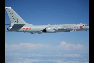 Máy bay ném bom Trung Quốc cất hạ cánh trên Biển Đông