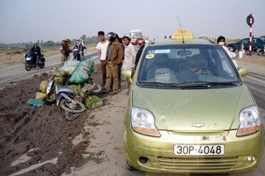 2 người suýt mất mạng vì đống bùn giữa đường