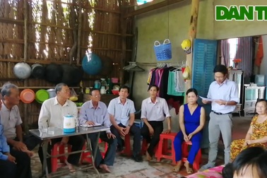 Trao tiền bạn đọc Dân trí đến gia đình anh Lý Minh Tâm.