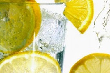 Tại sao nên uống nước chanh buổi sáng