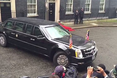 Tài xế của Obama quay đầu hoàn hảo trên đường hẹp ngoài Phủ thủ tướng Anh