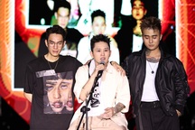 B Ray liên tục khóc trước 5.000 khán giả khi lần đầu tổ chức họp fan