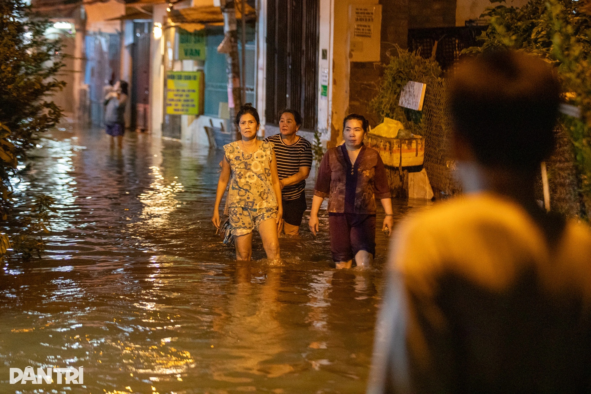 Nước tràn vào khu Thanh Đa như thác đổ khi triều cường dâng cao ở TPHCM - 1 Nước tràn vào khu Thanh Đa như thác đổ khi triều cường dâng cao ở TPHCM - 1