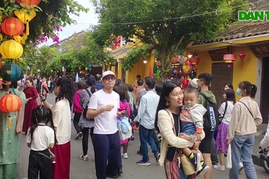 Du khách đổ về Hội An du xuân