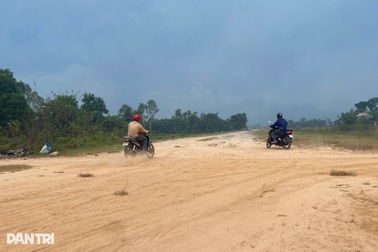 Dân kêu trời vì 2 tuyến đường "cạn" vốn, nắng bụi, mưa lầy lội