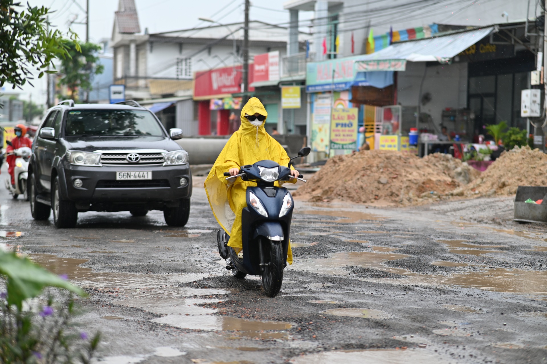 Người dân chật vật qua ma trận ổ voi, ổ gà ở TPHCM - 6 Người dân chật vật qua ma trận ổ voi, ổ gà ở TPHCM - 6