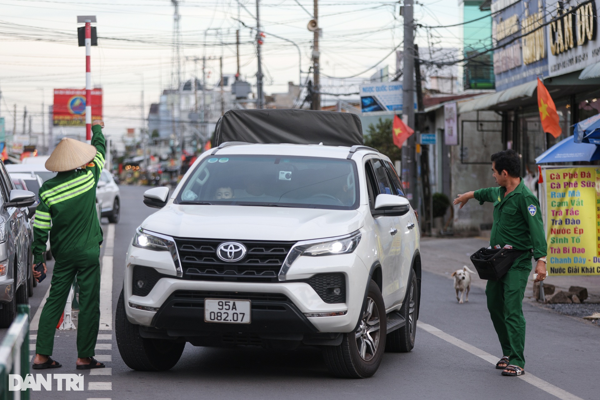 Người dân trở lại TPHCM sau kỳ nghỉ lễ 30/4: Kẹt xe, mệt mỏi dưới nắng nóng - 10 Người dân trở lại TPHCM sau kỳ nghỉ lễ 30/4: Kẹt xe, mệt mỏi dưới nắng nóng - 10
