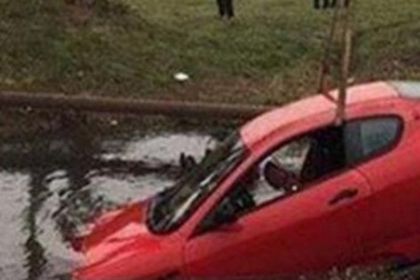 Cô gái lao siêu xe 7 tỷ đồng xuống ao vì mải đọc tin nhắn