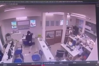 Camera ghi lại cảnh tên cướp nghi dùng súng cướp ngân hàng tại Đà Nẵng