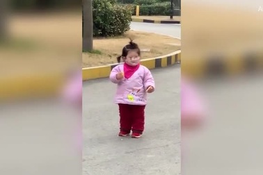 “Nỗi khổ” của em bé muốn ăn mà quên mất mình đang... đeo khẩu trang