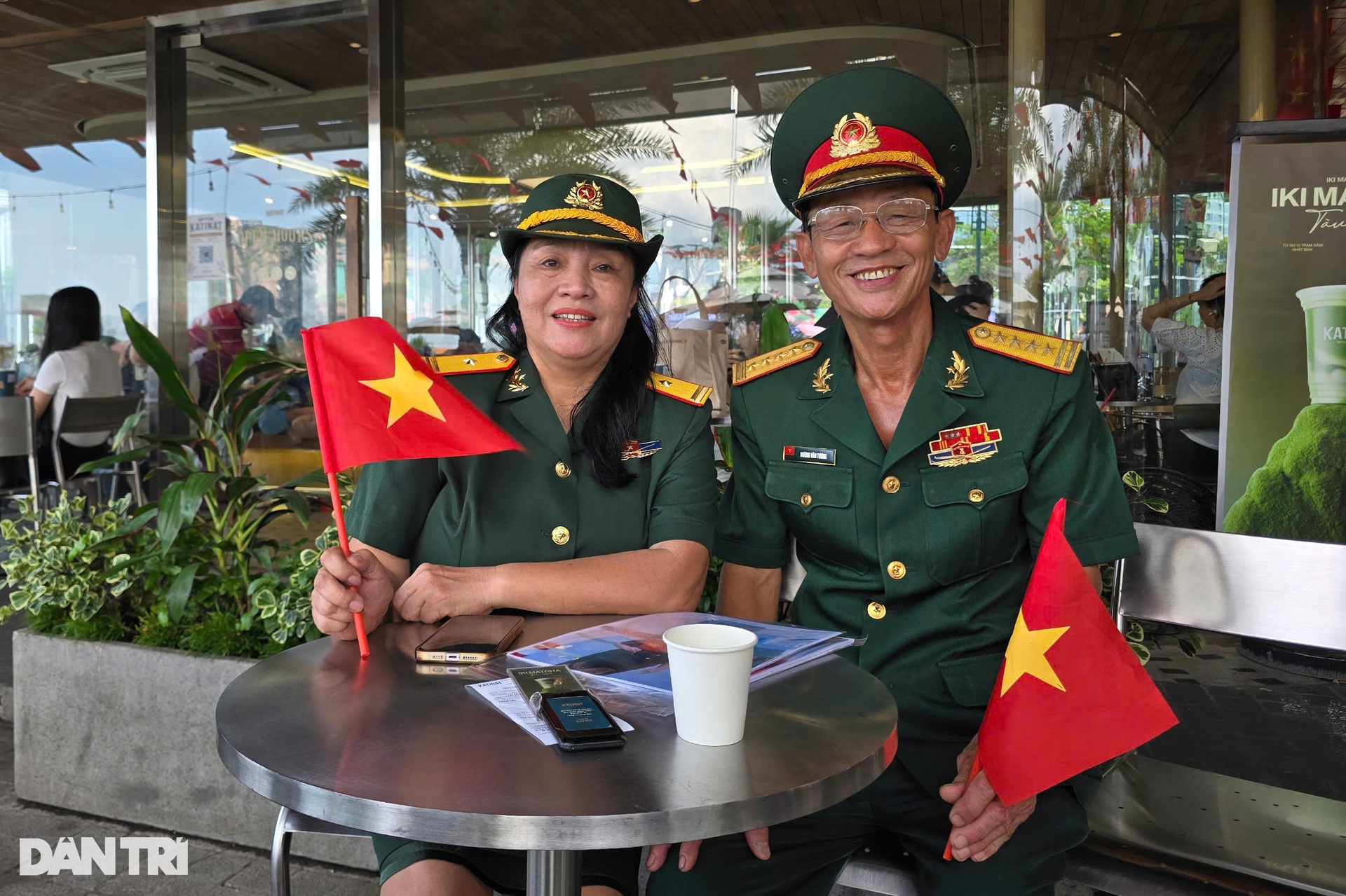 Biển người chờ xem sơ duyệt diễu binh, diễu hành ở TPHCM - 14 Biển người chờ xem sơ duyệt diễu binh, diễu hành ở TPHCM - 14