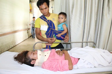 Mẹ bị cây đè gãy cổ, cha địu theo con thơ nuôi bệnh
