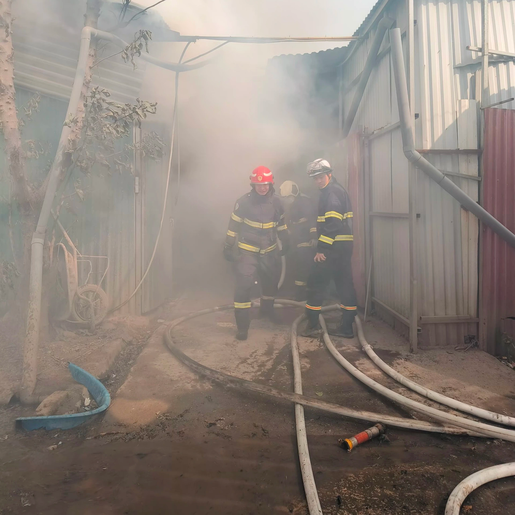 Hai kho, xưởng ở Hà Nội bốc cháy ngùn ngụt - 10