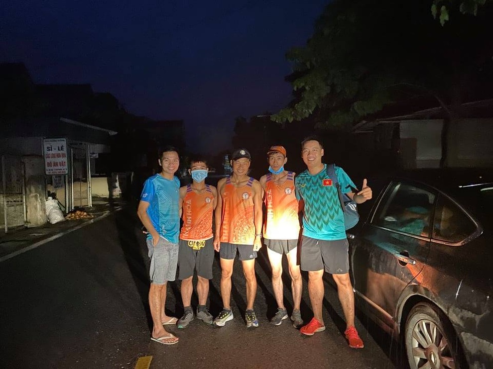 Chú rể chạy bộ gần 20km để đón dâu trong ngày cưới - 1 Chú rể chạy bộ gần 20km để đón dâu trong ngày cưới - 1