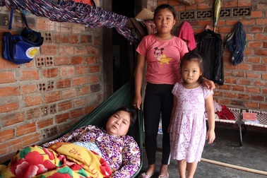 Xót thương bé gái 12 tuổi đạp xe khắp ngõ, ngách bán vé số chăm mẹ và em thơ