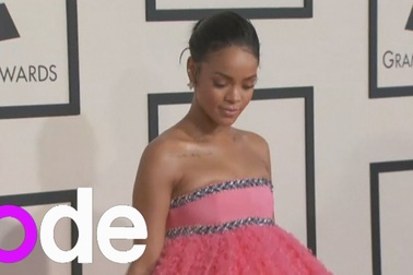 Rihanna diện váy lạ mắt