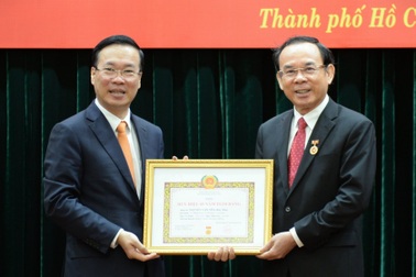 Chủ tịch nước trao Huy hiệu 45 năm tuổi Đảng cho Bí thư Thành ủy TPHCM