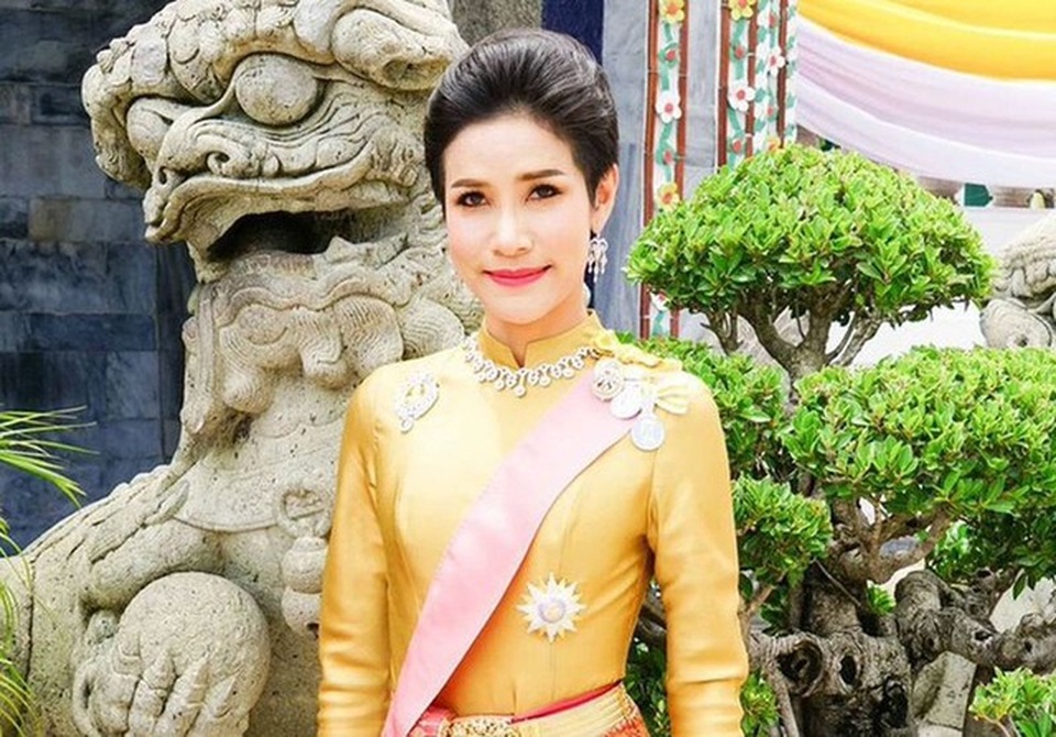 Quốc vương Thái Lan có thể đã ân xá cho hoàng quý phi sau 1 năm phế truất - 2 Quốc vương Thái Lan có thể đã ân xá cho hoàng quý phi sau 1 năm phế truất - 2