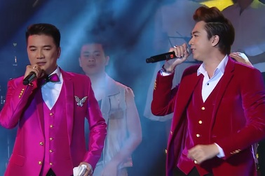 Mr. Đàm khoe nhẫn kim cương, mặc áo đôi với Hồ Việt Trung