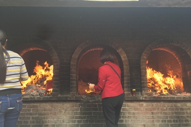 Hàng vạn người chen chân "vay tiền" ở Đền Bà Chúa Kho