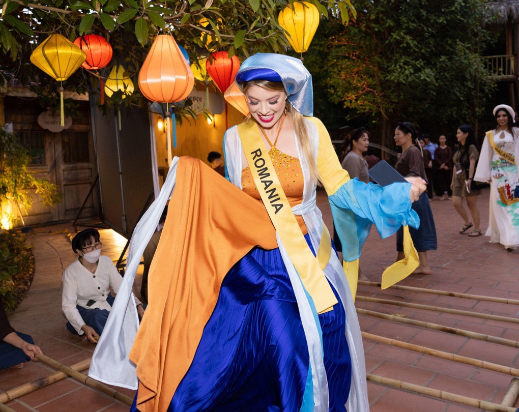 Thí sinh Miss Grand mặc áo tứ thân, nhảy sạp để quảng bá văn hóa Việt Nam - 4 Thí sinh Miss Grand mặc áo tứ thân, nhảy sạp để quảng bá văn hóa Việt Nam - 4