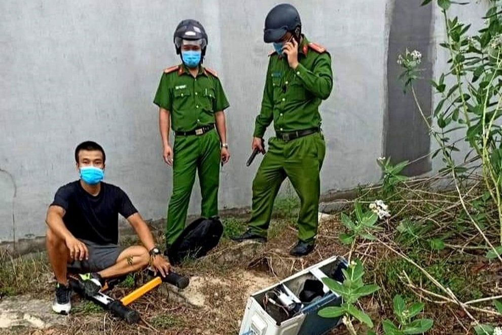 Đang trộm bị phát hiện, tên trộm thản nhiên mời công an vào nhà uống nước - 1 Đang trộm bị phát hiện, tên trộm thản nhiên mời công an vào nhà uống nước - 1