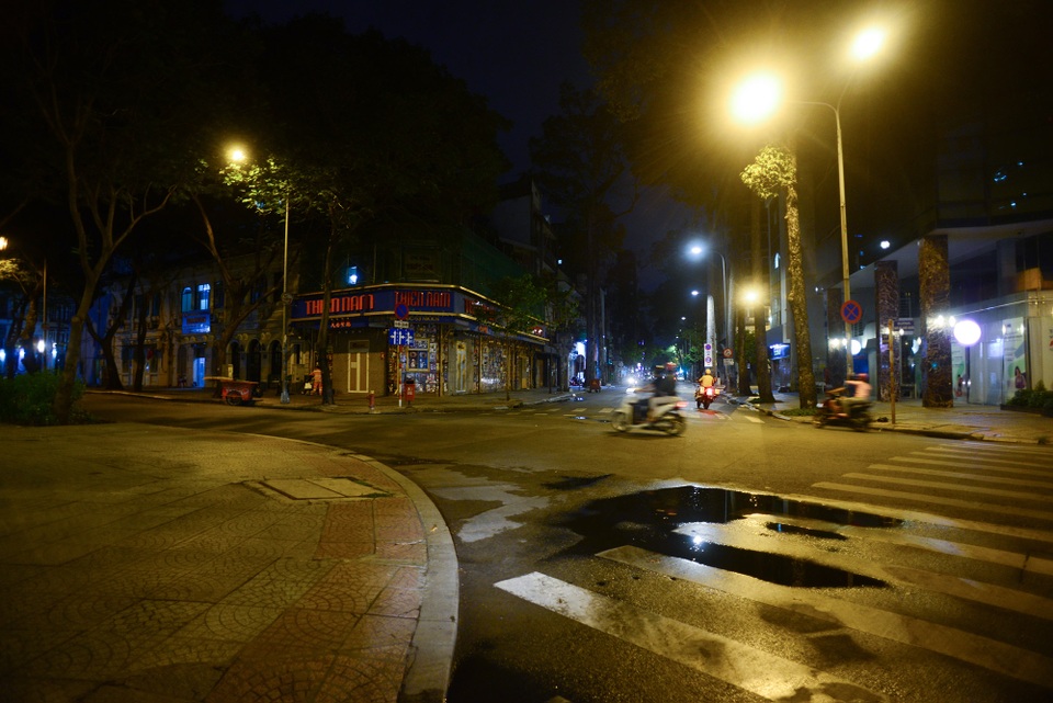Mưu sinh trong đêm mùa dịch.jpg Mưu sinh trong đêm mùa dịch.jpg