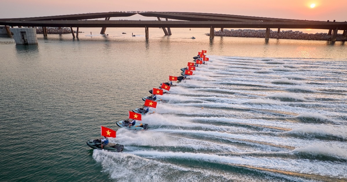 Màn bay lượn ấn tượng trên mặt biển Phú Quốc của á quân flyboard thế giới |  Báo Dân trí