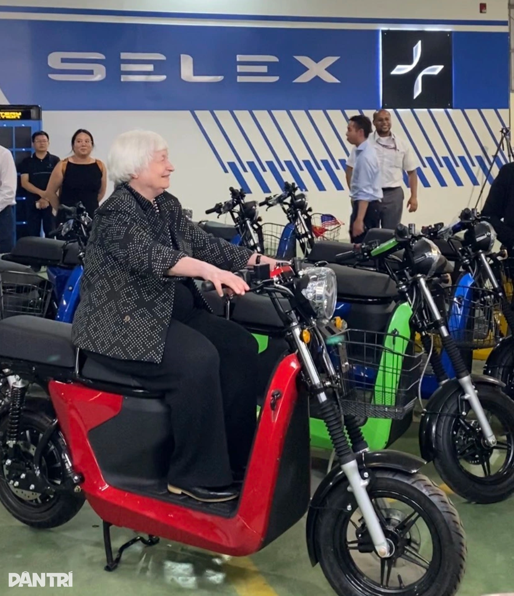 Bộ trưởng Tài chính Mỹ Janet Yellen ngồi thử xe máy điện của start up Việt - 1