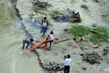 Nước lũ dâng làm lộ hàng trăm thi thể bên sông thiêng ở Ấn Độ