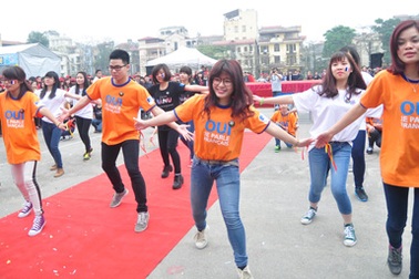 Vũ điệu flashmob của SV Ngoại ngữ đón chào Tổng thư kí Pháp ngữ