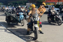 Xử lý "người vận chuyển", chở theo tấm tôn phóng nhanh trên đường Hà Nội