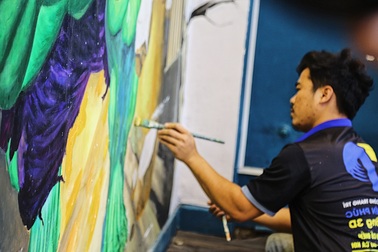 Chàng trai nghèo lập nghiệp từ vẽ tranh tường tại TPHCM