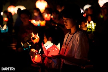 Hàng nghìn người thả hoa đăng đêm Vu lan báo hiếu