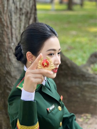 Nữ trung úy xinh đẹp gây sốt tại Dinh Độc Lập là ai? - 1