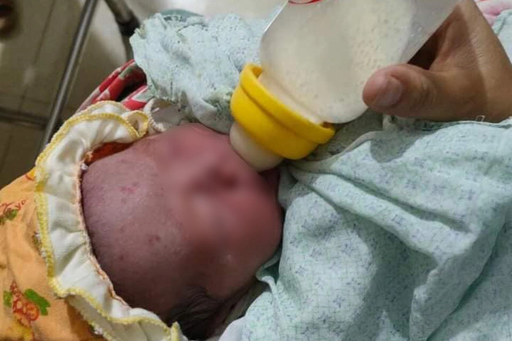 Bé sơ sinh còn nguyên dây rốn bị bỏ rơi ở trạm bơm cũ - 1 Bé sơ sinh còn nguyên dây rốn bị bỏ rơi ở trạm bơm cũ - 1