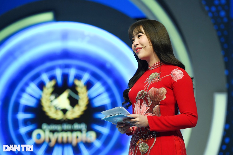 MC Diệp Chi đẹp rạng rỡ trong lần cuối dẫn Đường lên đỉnh Olympia - 2 MC Diệp Chi đẹp rạng rỡ trong lần cuối dẫn Đường lên đỉnh Olympia - 2