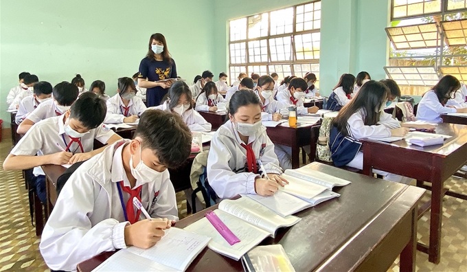 Học sinh đến trường sau một thời gian dài học trực tuyến.