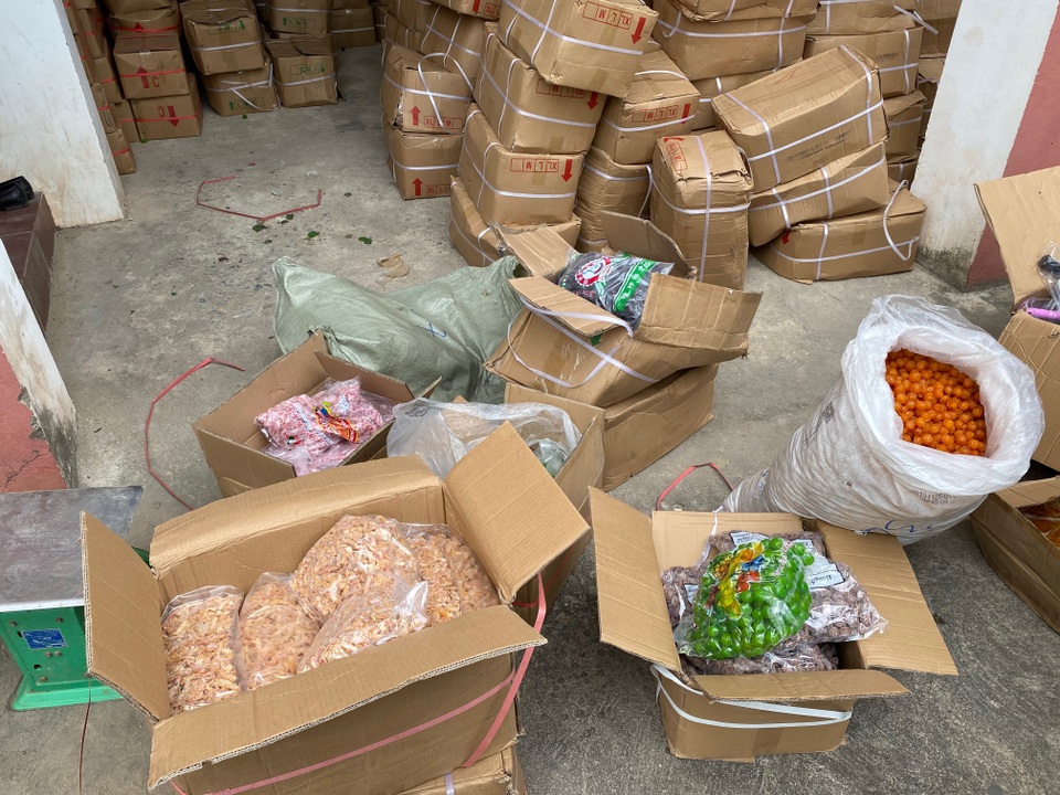 Quảng Bình: Bắt hơn 10 tấn trái cây sấy không nhãn mác, nguồn gốc - 3 Quảng Bình: Bắt hơn 10 tấn trái cây sấy không nhãn mác, nguồn gốc - 3
