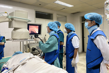 Đau bụng và đau lưng dữ dội, 2 bệnh nhân lâm nguy vì sỏi nằm trong chỗ hiểm