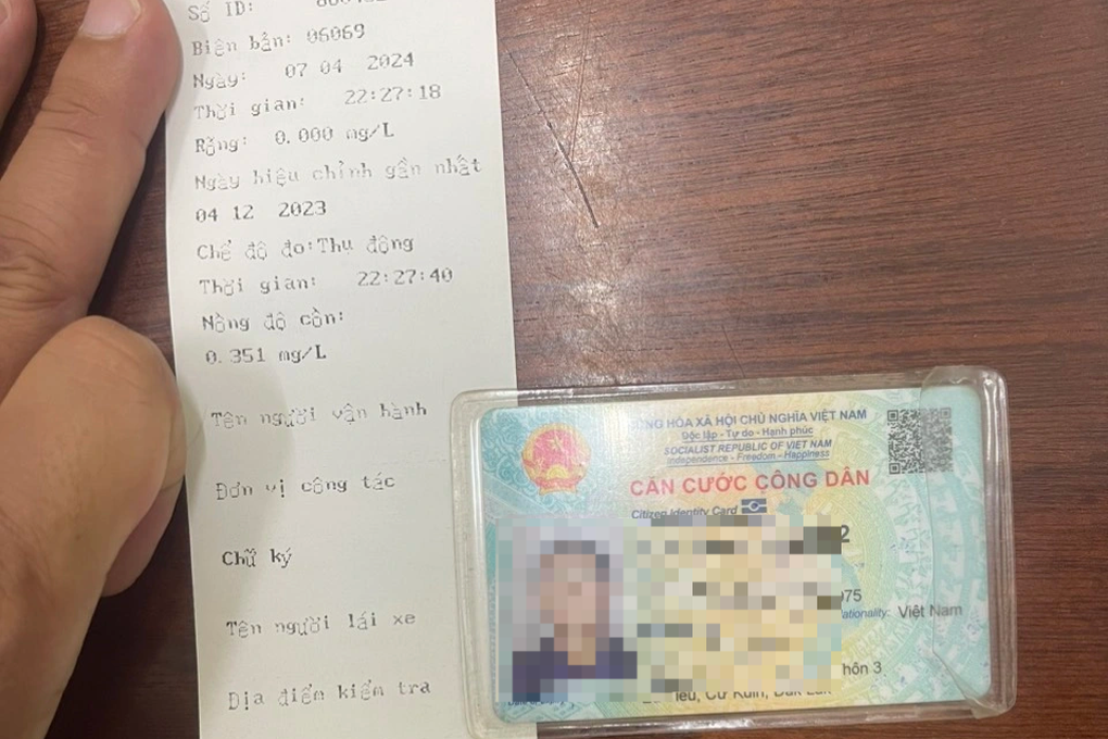 Đấm vào mặt CSGT khi bị yêu cầu đo nồng độ cồn - 1 Đấm vào mặt CSGT khi bị yêu cầu đo nồng độ cồn - 1