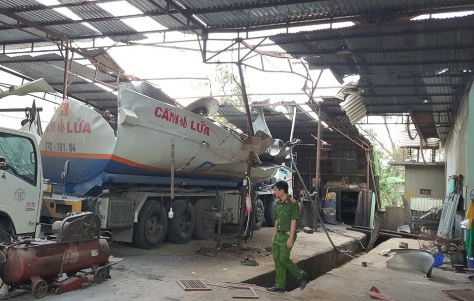Nổ xe bồn trong gara ô tô, 3 người bị thương - 1 Nổ xe bồn trong gara ô tô, 3 người bị thương - 1
