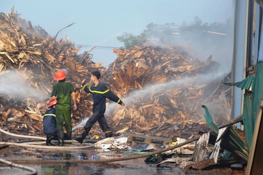 Cháy lớn tại xưởng chế biến than sạch xuất khẩu