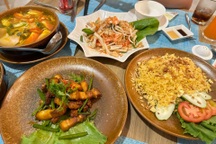 Cô gái gây tranh cãi vì "than" Việt Nam đắt đỏ, giá bữa ăn bằng cả ngày làm