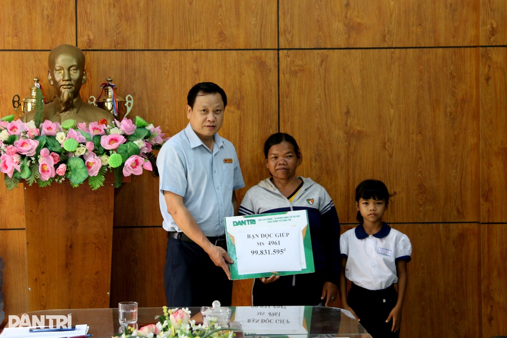 Tặng sổ tiết kiệm đến hai đứa trẻ không cha, mơ một mái nhà riêng - 1 Tặng sổ tiết kiệm đến hai đứa trẻ không cha, mơ một mái nhà riêng - 1