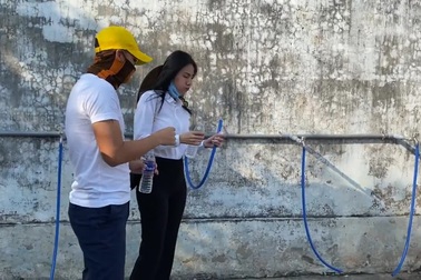 Thủy Tiên trao tặng máy lọc nước đầu tiên cho bà con miền Tây