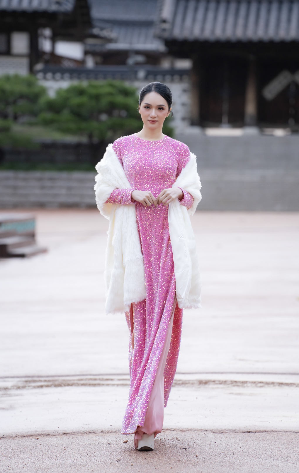 Hoa hậu HHen Niê, mẫu nhí Bảo Hà catwalk trong mưa rét tại Hàn Quốc - 8 Hoa hậu HHen Niê, mẫu nhí Bảo Hà catwalk trong mưa rét tại Hàn Quốc - 8